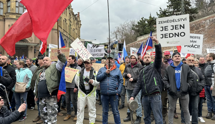 FOTOGALERIE: Hnůj hlídaný policií, naštvaní zemědělci a zase ten guláš. Podívejte se, jak vypadal další protest farmářů