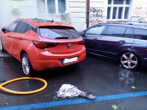 Muži začalo hořet v bytě, věci v plamenech vyhodil z okna. Zapálil tři auta