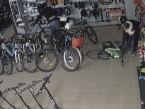 VIDEO: Zloději si z prodejny odnesli elektrokola i moto bundy za 135 tisíc