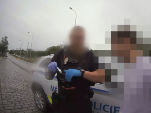 VIDEO: Zákaz řízení, drogy za volantem. Problémové řidiče v Praze řeší každý den